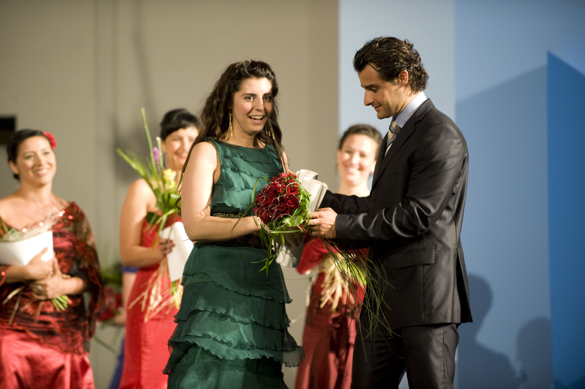 Eduardo Dol&oacute;n entrega el premio a Myriam Arnouk